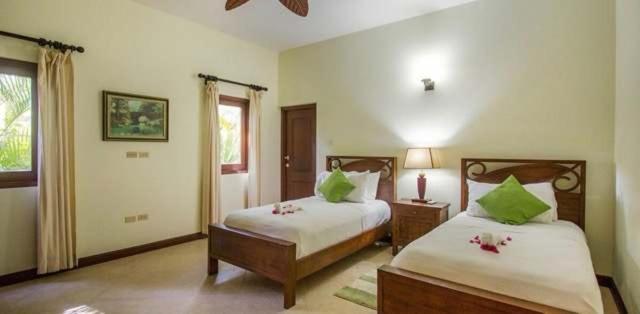 Hospitality Expert Little Waters Villa Негрил Екстериор снимка