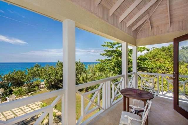 Hospitality Expert Little Waters Villa Негрил Екстериор снимка